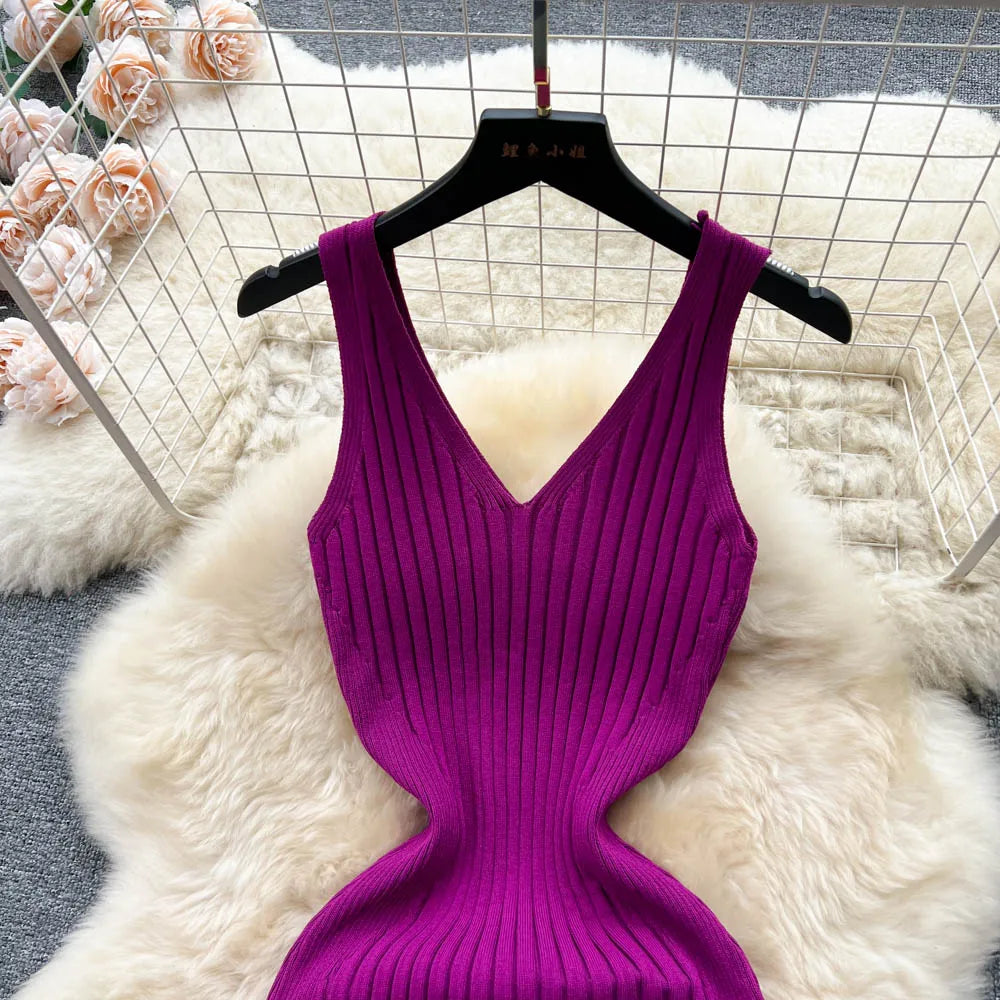 Vestido de malha justo com racha lateral e estilo elegante moderno.