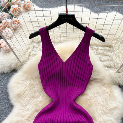 Vestido de malha justo com racha lateral e estilo elegante moderno.