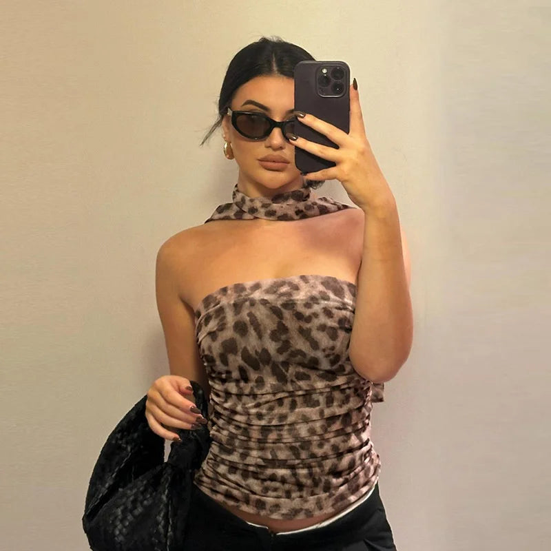 Top feminino em tule com estampado leopardo e ombros descobertos.