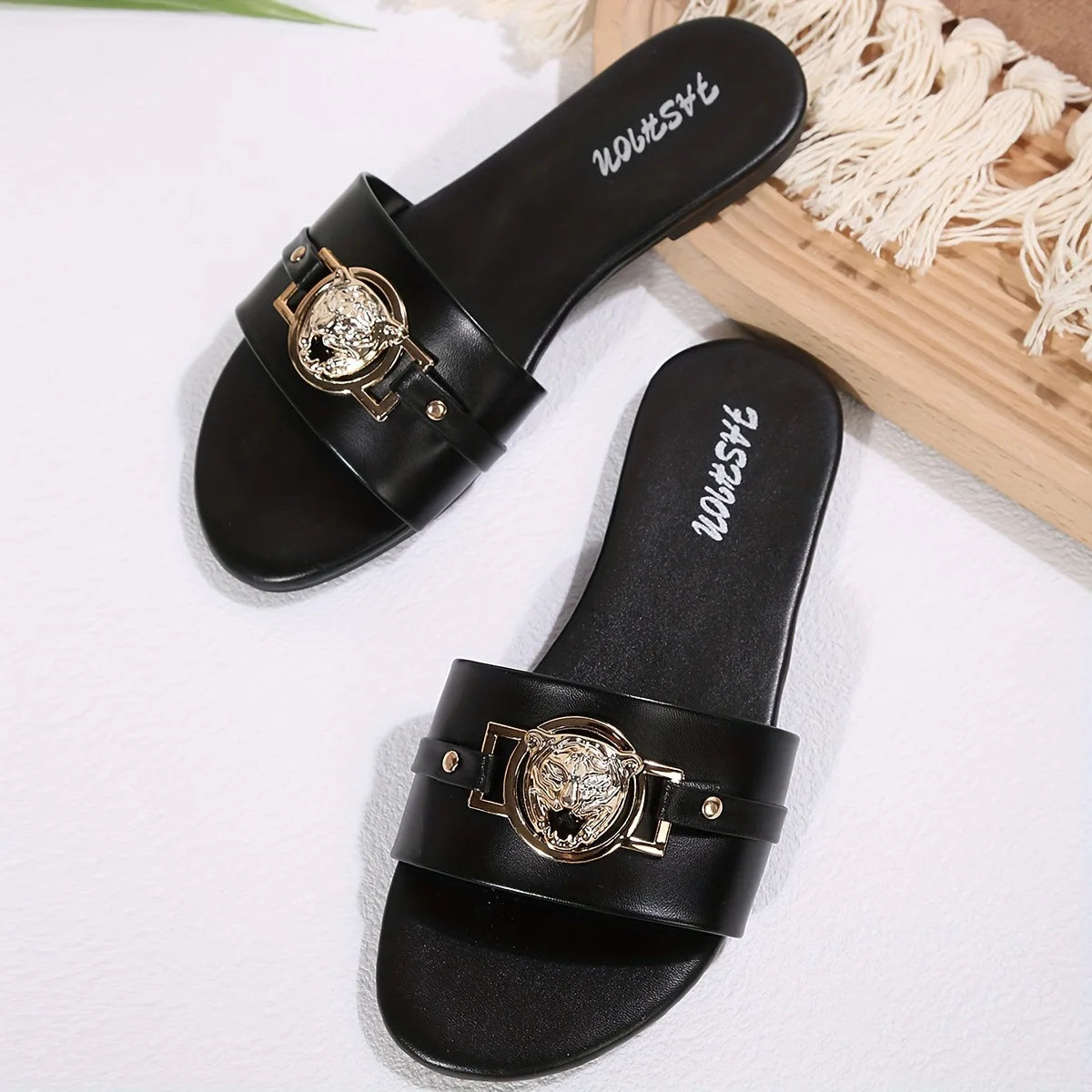 Sandálias Femininas Versáteis Estilo Leão com Detalhe em Metal