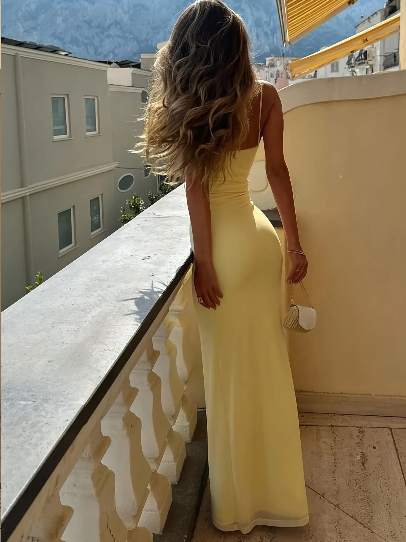 Vestido longo amarelo com decote V e costas abertas, perfeito para verão e praia.