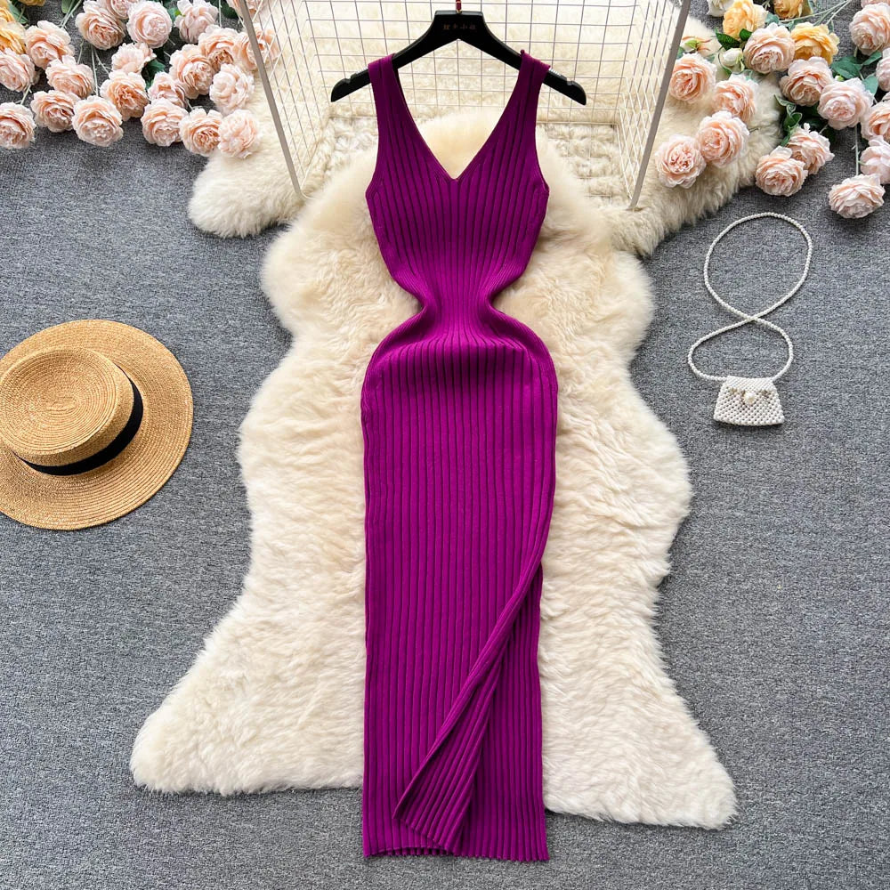 Vestido de malha justo com racha lateral e estilo elegante moderno.
