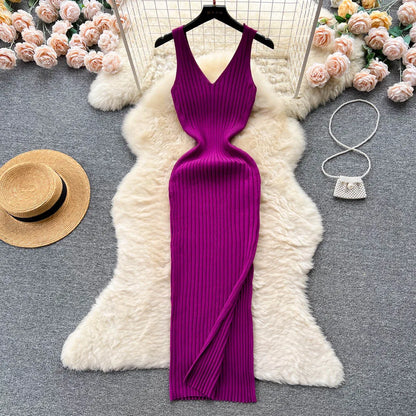 Vestido de malha justo com racha lateral e estilo elegante moderno.