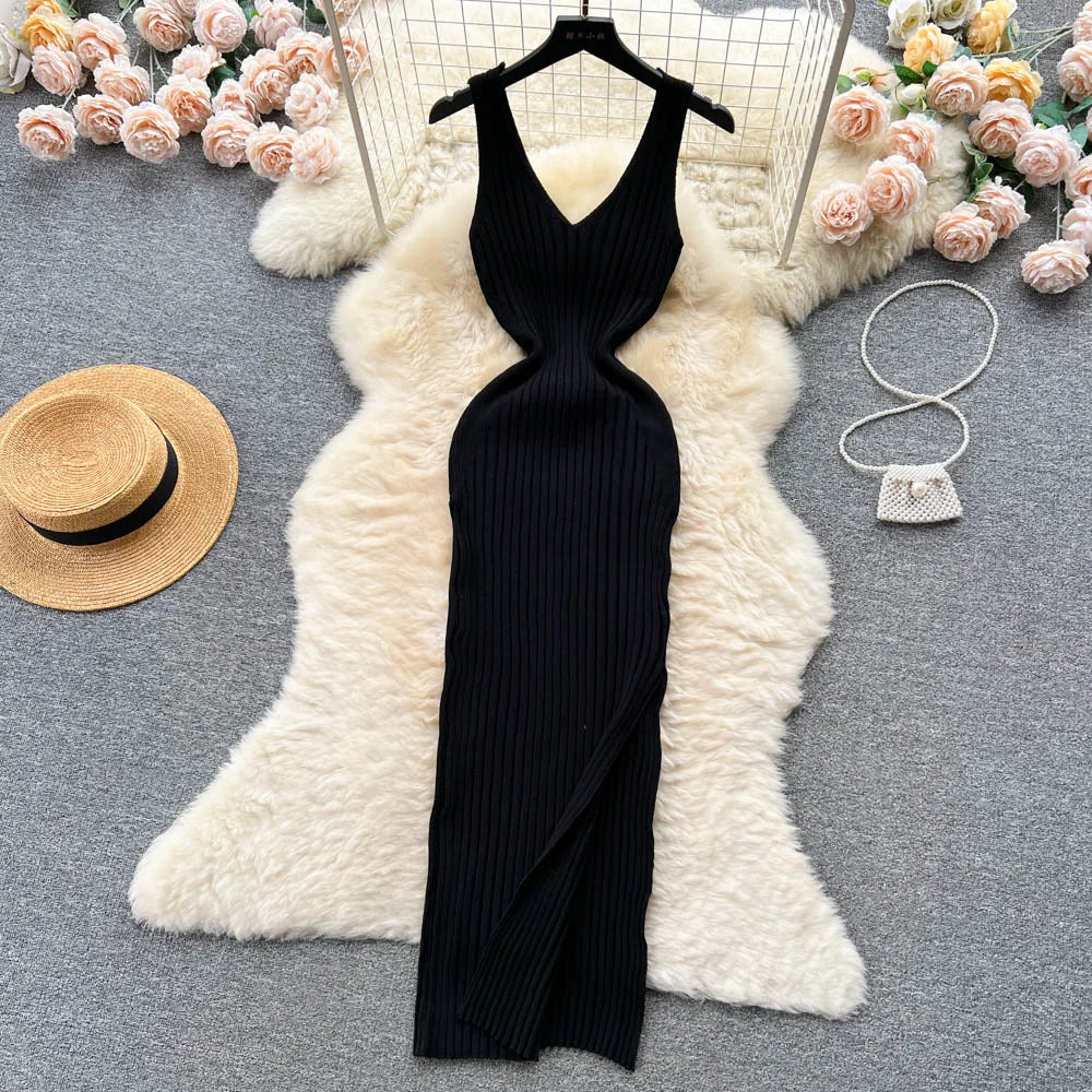 Vestido de malha justo com racha lateral e estilo elegante moderno.