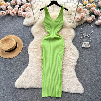 Vestido de malha justo com racha lateral e estilo elegante moderno.