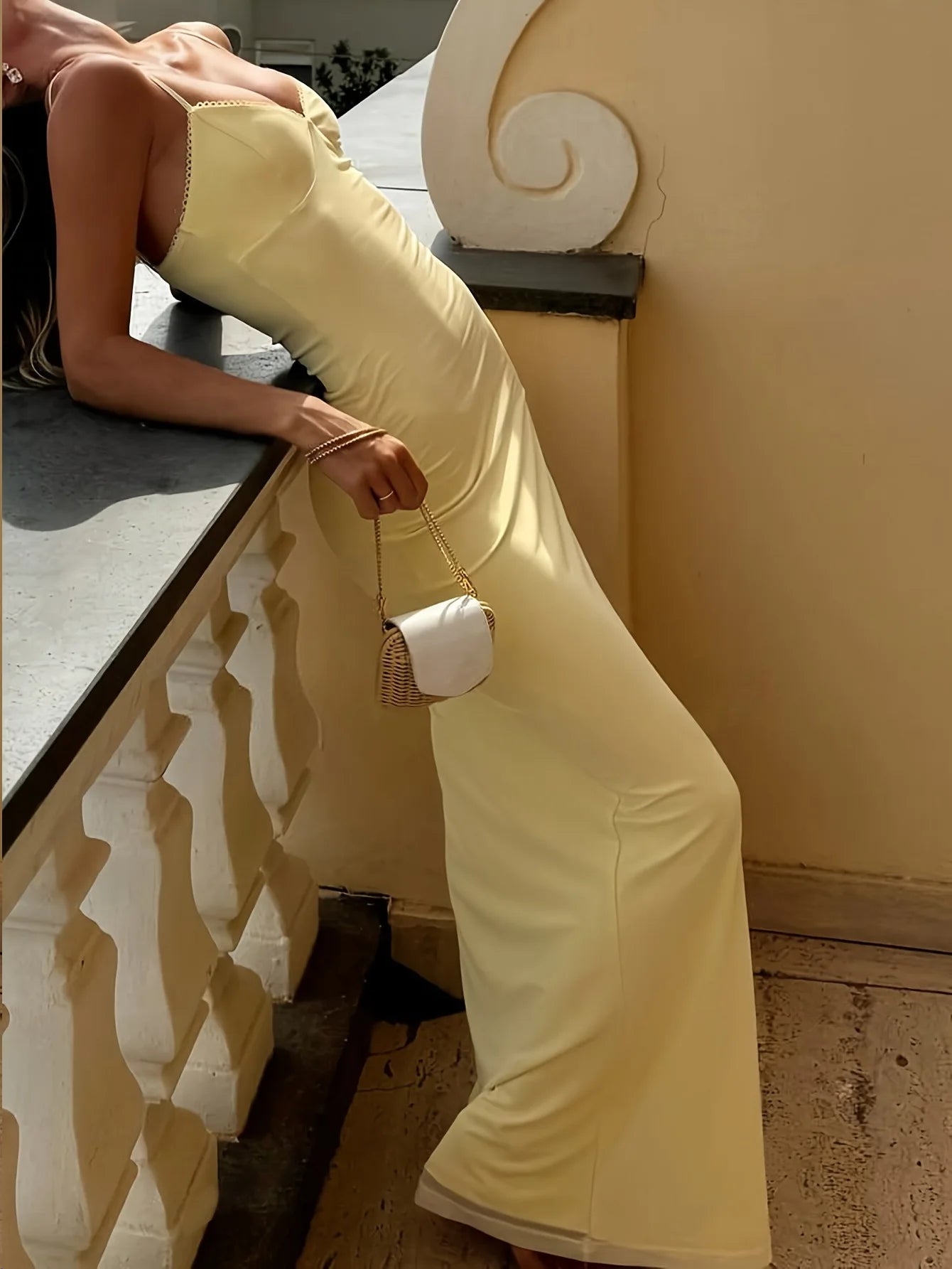 Vestido longo amarelo com decote V e costas abertas, perfeito para verão e praia.