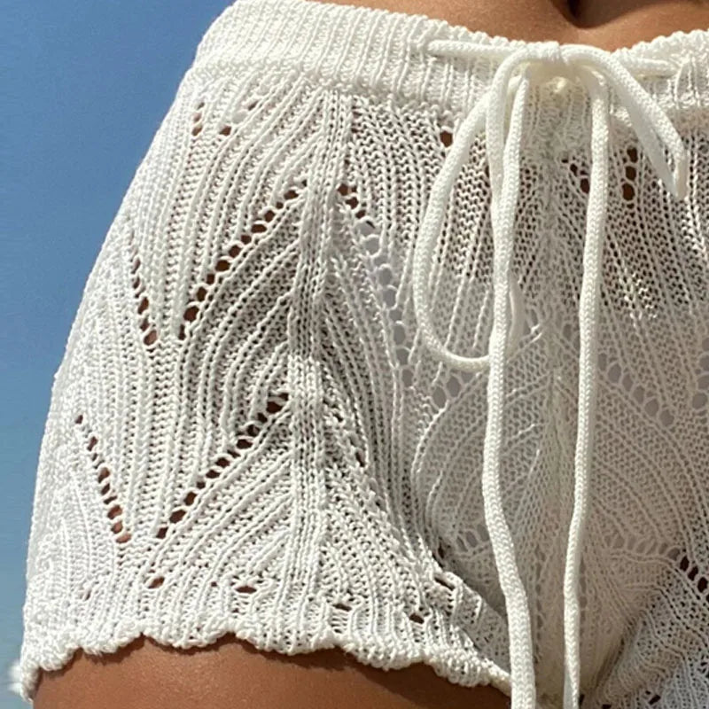Shorts femininos de malha com cintura aberta, cordão ajustável e design moderno.