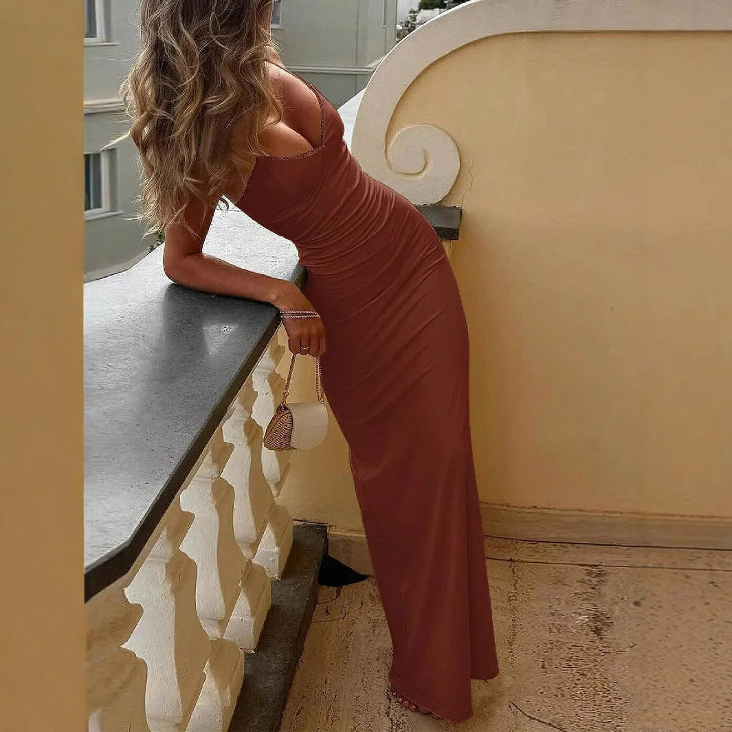 Vestido longo amarelo com decote V e costas abertas, perfeito para verão e praia.