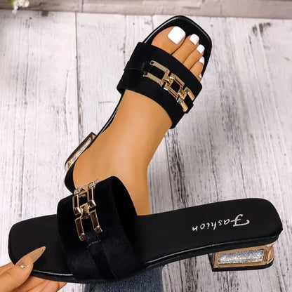 Sandálias boémias femininas com fivela metálica e salto baixo
