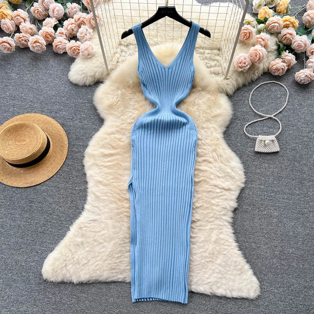 Vestido de malha justo com racha lateral e estilo elegante moderno.