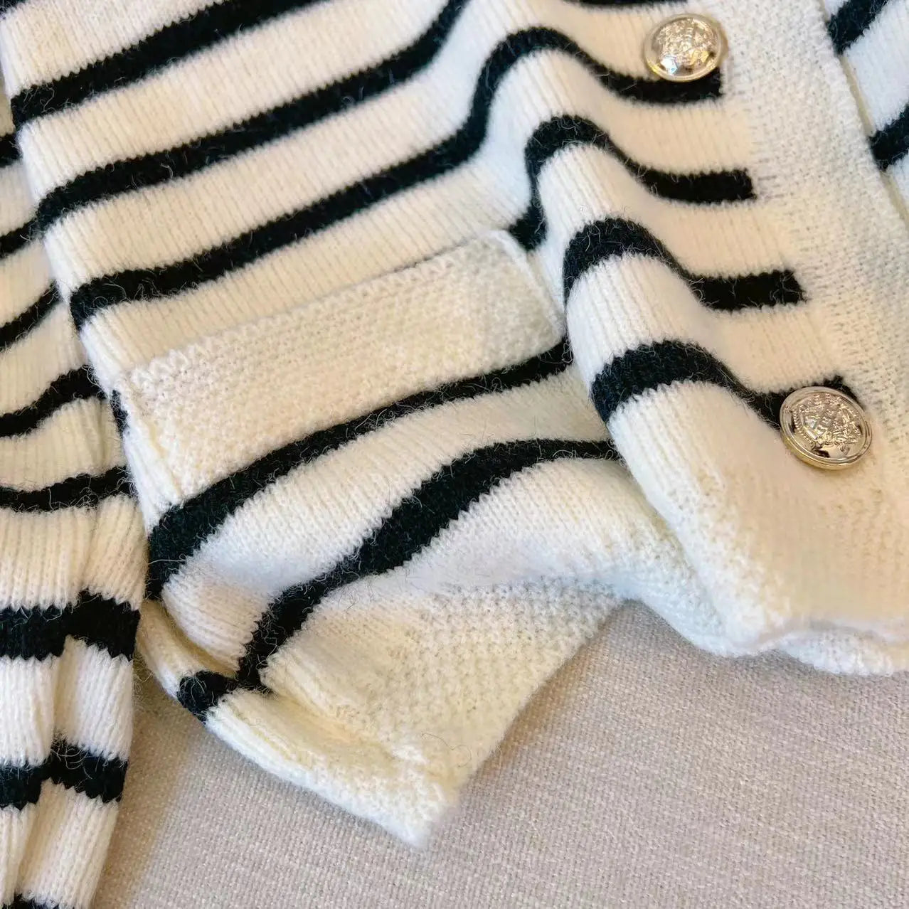 Cardigan de Malha às Riscas – Cropped de Manga Comprida