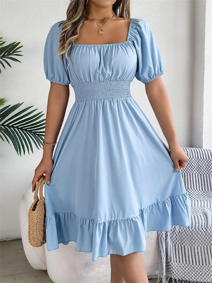 Vestido feminino estampado com gola quadrada e corte A elegante.