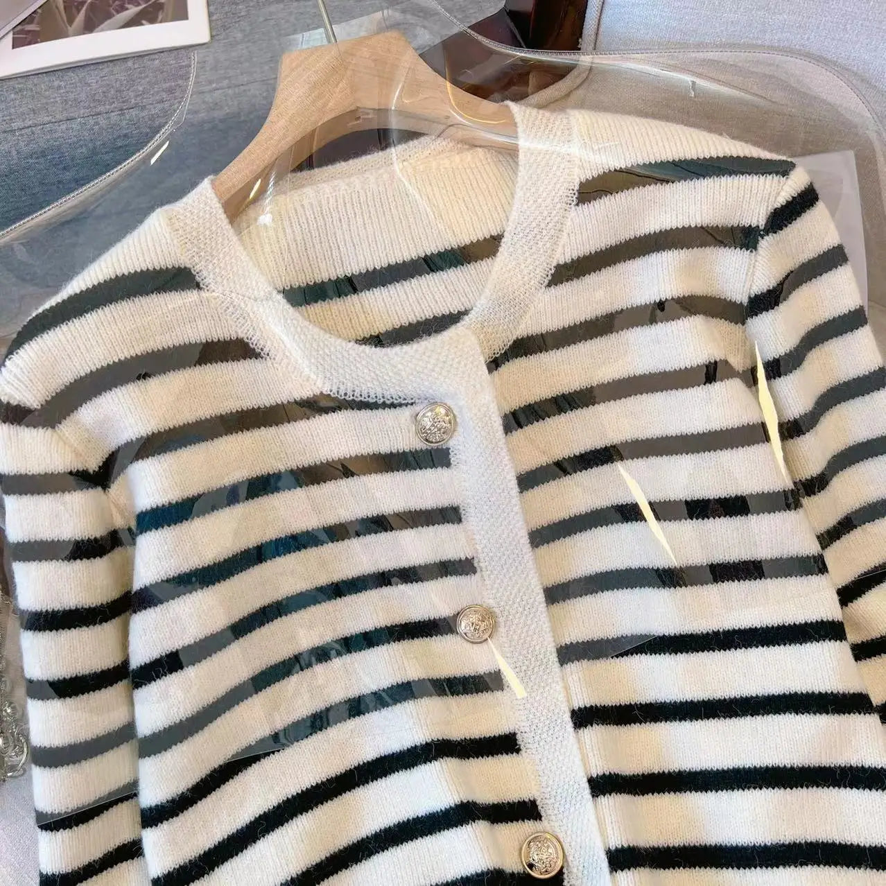 Cardigan de Malha às Riscas – Cropped de Manga Comprida