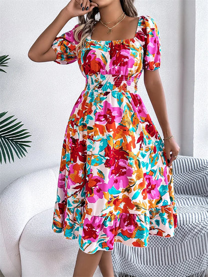 Vestido feminino estampado com gola quadrada e corte A elegante.