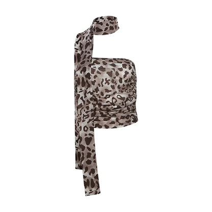 Top feminino em tule com estampado leopardo e ombros descobertos.