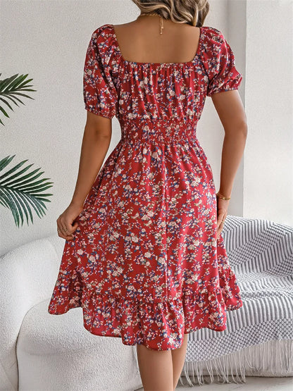 Vestido feminino estampado com gola quadrada e corte A elegante.