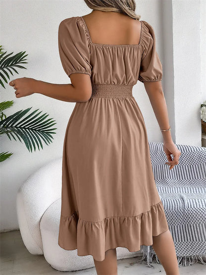 Vestido feminino estampado com gola quadrada e corte A elegante.