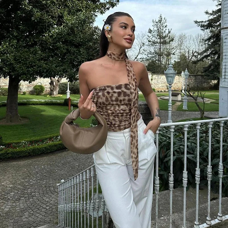 Top feminino em tule com estampado leopardo e ombros descobertos.