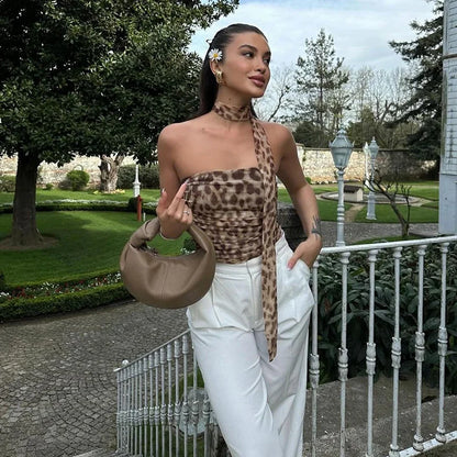 Top feminino em tule com estampado leopardo e ombros descobertos.