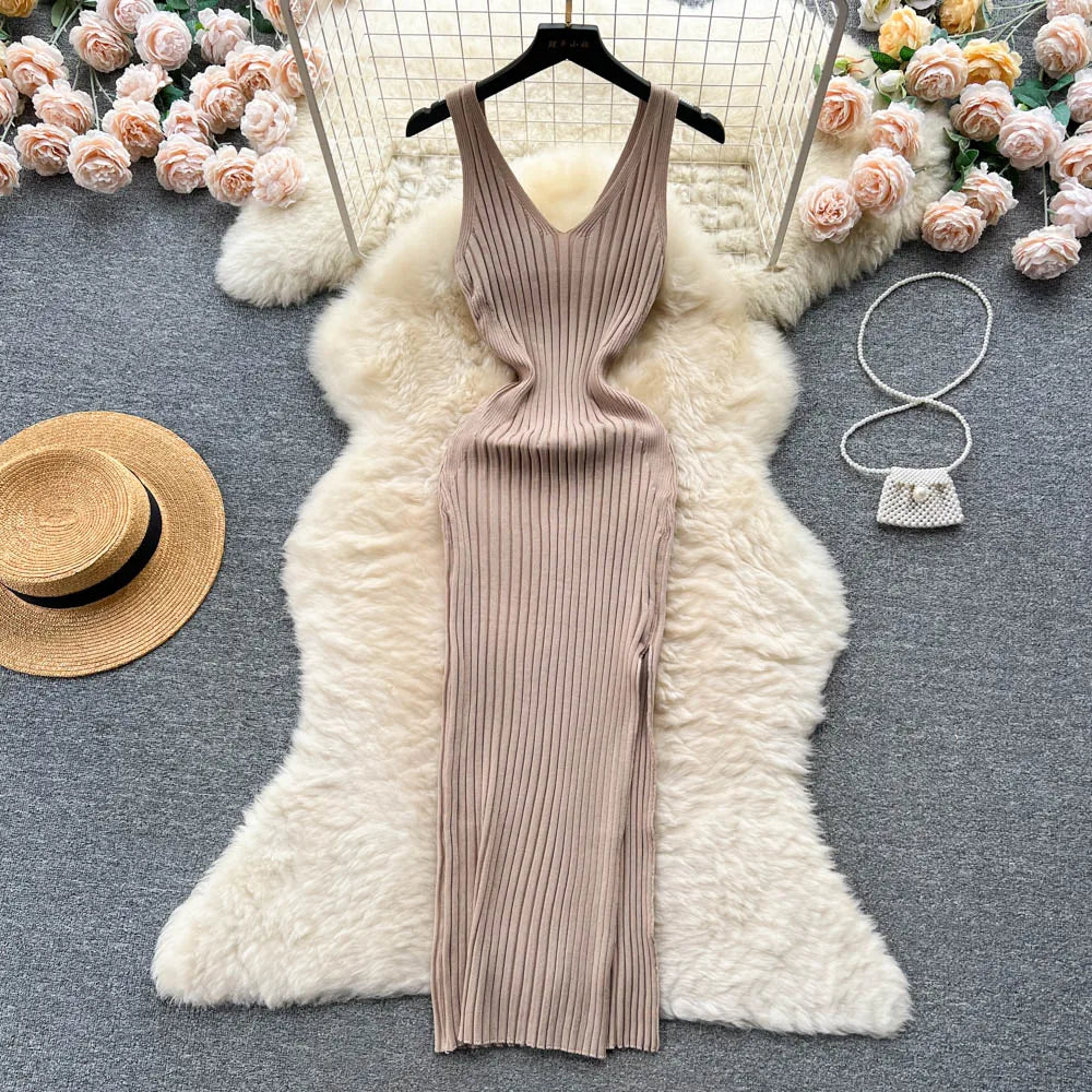 Vestido de malha justo com racha lateral e estilo elegante moderno.