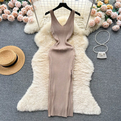 Vestido de malha justo com racha lateral e estilo elegante moderno.