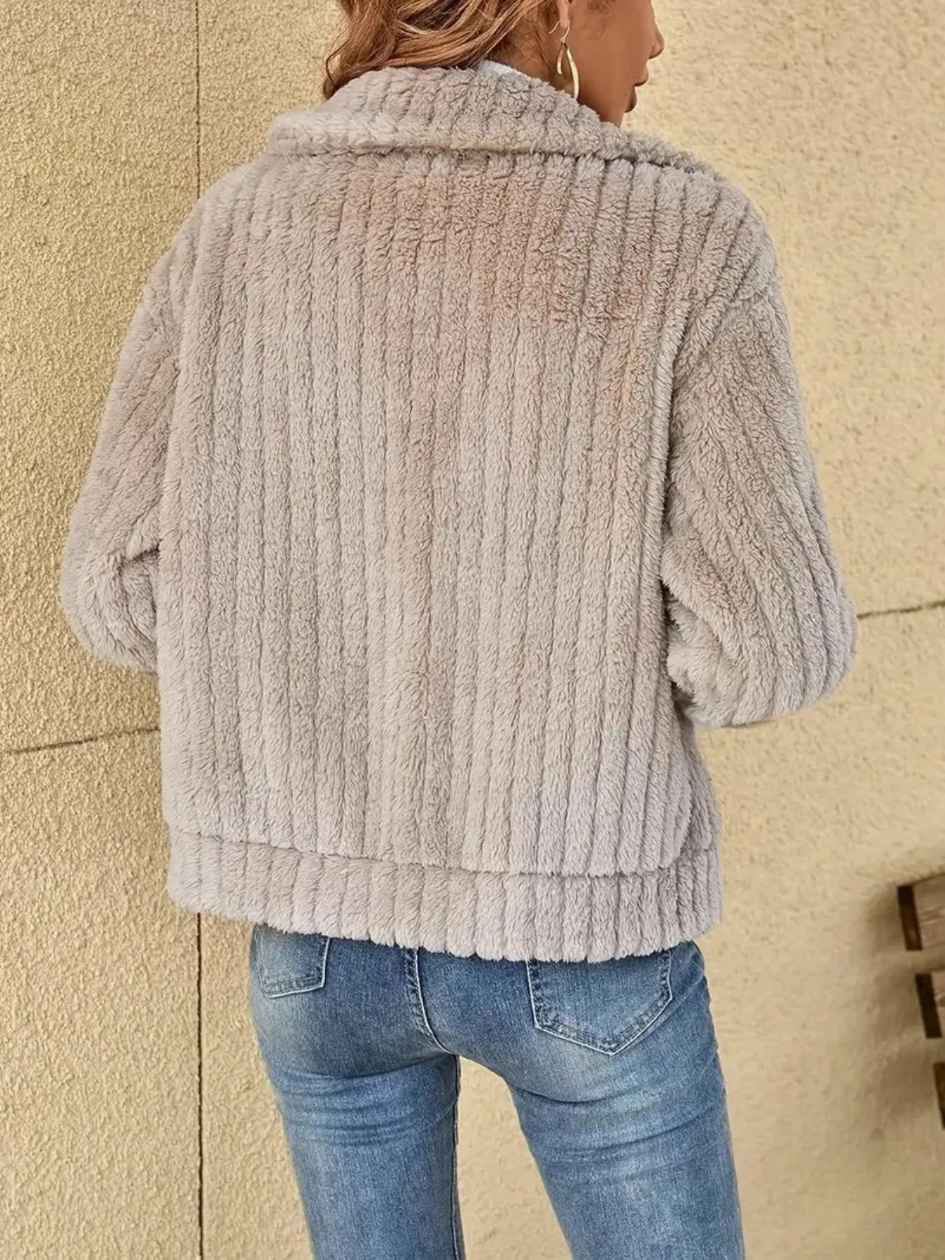 Cardigan Canelado de Pelúcia – Casaco Curto Quente e Aconchegante