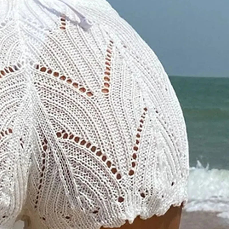 Shorts femininos de malha com cintura aberta, cordão ajustável e design moderno.
