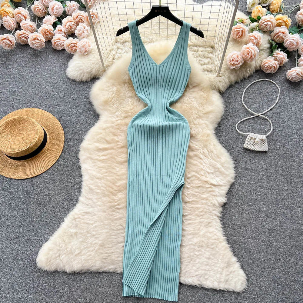 Vestido de malha justo com racha lateral e estilo elegante moderno.