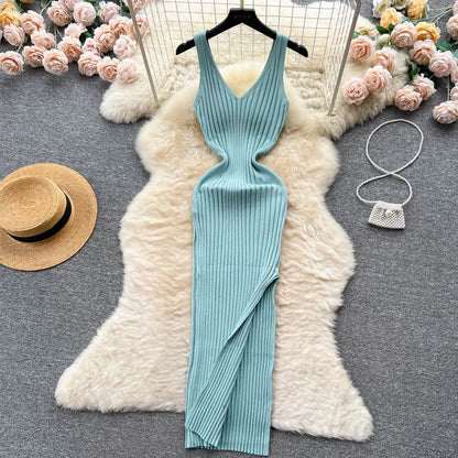 Vestido de malha justo com racha lateral e estilo elegante moderno.